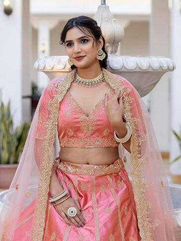 طقم تطريز نسائي من TRENDMALLS من الساتان والتطريز Lehenga Choli مع وشاح للنساء in Kuwait
