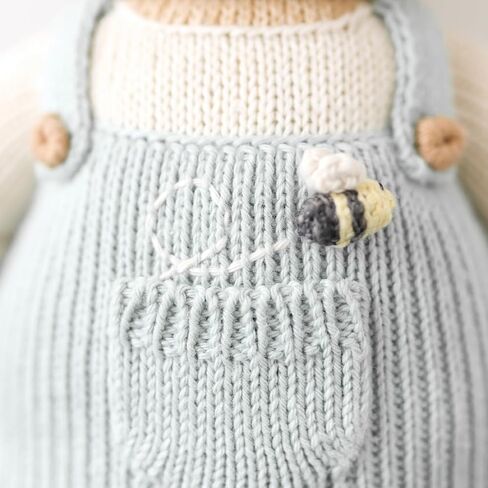 دمية Cuddle + Kind Charlie The Honey Bear العادية مقاس 20 بوصة منسوجة يدويًا - دمية واحدة = 10 وجبات، تجارة عادلة، جودة موروثة، مصنوعة يدويًا في بيرو، 100% من خيوط القطن in Kuwait
