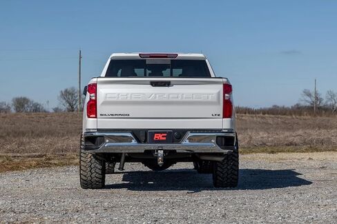 Rough Country 3.5" Suspension Lift Kit for Chevy Silverado 1500 (2025-2026) - Aluminum Control Arms, Strut Spacers with Rear N3 Shocks in Kuwait