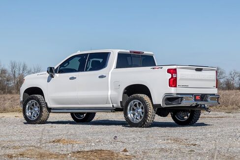Rough Country 3.5" Suspension Lift Kit for Chevy Silverado 1500 (2025-2026) - Aluminum Control Arms, Strut Spacers with Rear N3 Shocks in Kuwait