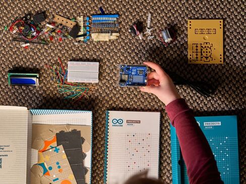 Arduino Starter Kit R4 Classroom Pack [K000007_R4-6P] (Bundle of 6) – Comprehensive STEM Education Kit for Schools – Includes UNO R4 WiFi Boards, 13 Guided Projects, and 6 Certification Vouchers in Kuwait