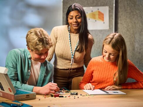 Arduino Starter Kit R4 Classroom Pack [K000007_R4-6P] (Bundle of 6) – Comprehensive STEM Education Kit for Schools – Includes UNO R4 WiFi Boards, 13 Guided Projects, and 6 Certification Vouchers in Kuwait