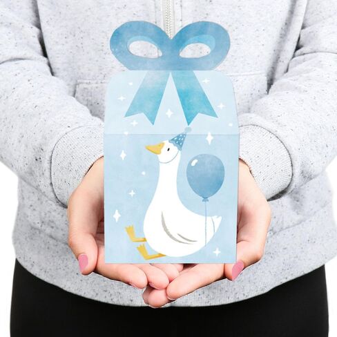 صناديق على شكل فيونكة زرقاء من Big Dot of Happiness One Silly Goose Blue، ديكورات حفلات عيد الميلاد الأول للأولاد، حقائب هدايا مربعة الشكل لهدايا الأوز - مجموعة من 12 قطعة in Kuwait