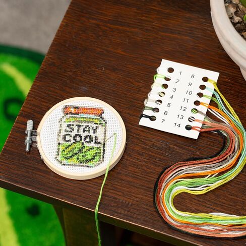 تطريز Kikkerland Pickle Mini Crossstitch - مجموعة أدوات صياغة يدوية للمبتدئين مع طوق من الخيزران وقماش ونمط in Kuwait
