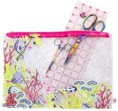 حقيبة مشروع متوسطة الحجم من Tula Pink Floral Reef، شفافة بسحاب وردي، طباعة مستوحاة من تحت سطح البحر، لنسيج اللحف والغزل وأطقم الخياطة مقاس 14 بوصة × 10 بوصة مع مجمعة in Kuwait