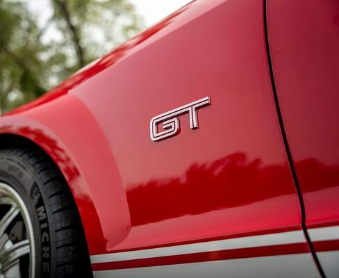 شارات شعارات صندوق السيارة من الكروم والأحمر مقاس 4.5 بوصة (مجموعة من 2) لسيارة Ford Mustang GT 2005-2010 in Kuwait