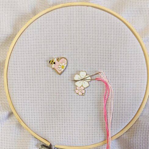 ESWEUOOM Floral Heart Bee Needle Minder Magnet Set for Cross Stitch and Embroidery, Pink Gold Decorative Needle Minder Magnetic Gold Needle Nanny Keeper for Sewing Needle and Pin Holders (Flower) in Kuwait