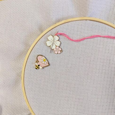 ESWEUOOM Floral Heart Bee Needle Minder Magnet Set for Cross Stitch and Embroidery, Pink Gold Decorative Needle Minder Magnetic Gold Needle Nanny Keeper for Sewing Needle and Pin Holders (Flower) in Kuwait