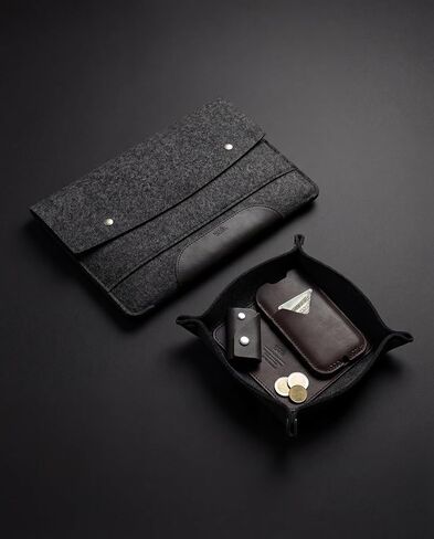 حافظة Pack & Smooch مصممة لجهاز MacBook Air 15 كم 100% من الصوف وجلد مدبوغ نباتي مصنوع يدويًا في ألمانيا أنثراسايت/بني داكن in Kuwait