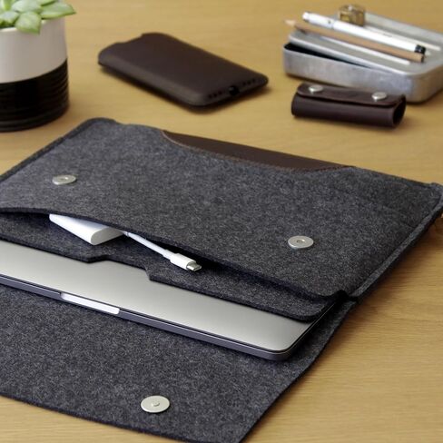 حافظة Pack & Smooch مصممة لجهاز MacBook Air 15 كم 100% من الصوف وجلد مدبوغ نباتي مصنوع يدويًا في ألمانيا أنثراسايت/بني داكن in Kuwait