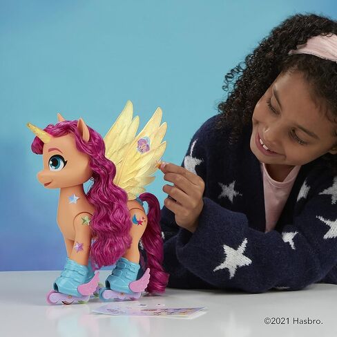 My Little Pony: فيلم الجيل الجديد Sing 'N Skate Sunny Starscout - لعبة تفاعلية بجهاز تحكم عن بعد مقاس 9 بوصات مع 50 تفاعلًا وأضواء in Kuwait