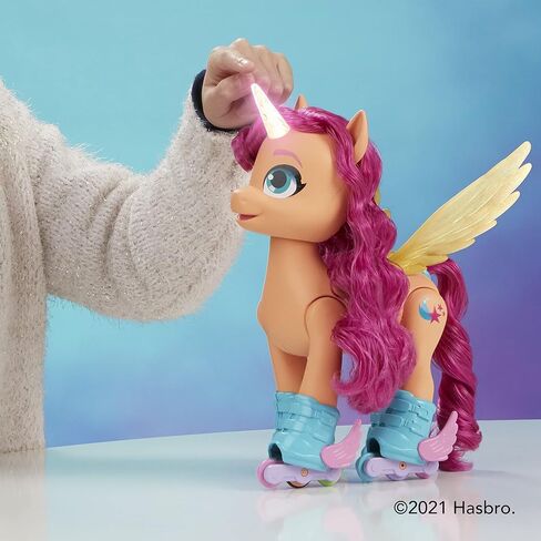 My Little Pony: فيلم الجيل الجديد Sing 'N Skate Sunny Starscout - لعبة تفاعلية بجهاز تحكم عن بعد مقاس 9 بوصات مع 50 تفاعلًا وأضواء in Kuwait