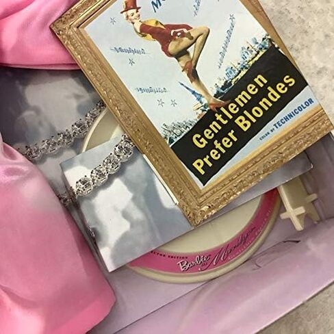 دمية باربي بدور مارلين مونرو في الفستان الوردي من فيلم Gentlemen Prefer Blondes in Kuwait