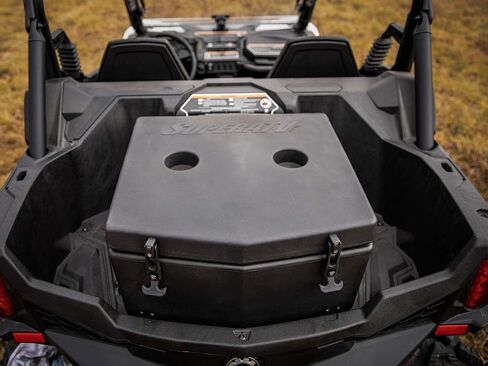 SuperATV Can-Am Maverick معزول مبرد / صندوق شحن لعام 2018+ Can-Am Maverick Trail 700/800 / 1000 | سعة 30 لتر | المدمج في قابس التصريف الملولب in Kuwait