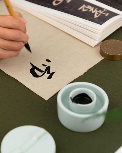 Chinese Calligraphy inkstone with Lid, Ceramic Sumi Inkwell, ink stone Prevents Drying, Ink Dish for Sumi, 10ml Capacity, 2.9 Inch for Small & Medium Brush Writing, Green color in Saudi Arabia