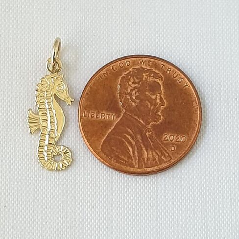 قلادة فرس البحر الصغيرة من الذهب الأصفر عيار 14 قيراط، صنعت في الولايات المتحدة الأمريكية in Kuwait