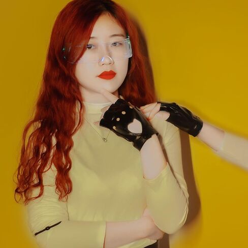 زوجان من القفازات النسائية المصنوعة من جلد البولي يوريثان بفتحة على شكل قلب لأزياء الهالوين والرقص والأداء واللون الأسود والأبيض in Kuwait