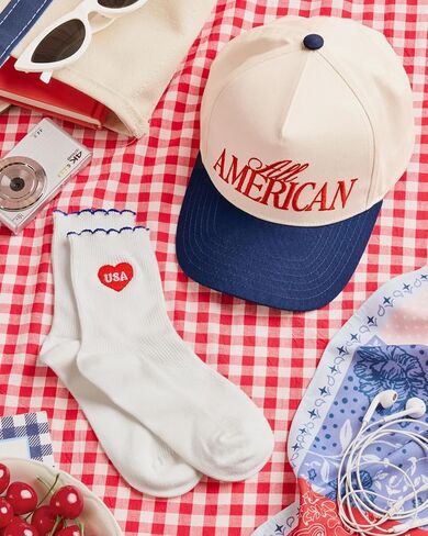 xo، جوارب Fetti America 250 USA - جوارب بيضاء بقلب أحمر | ديكور الحفلات الوطنية، زي الرابع من يوليو، هدية عيد ميلاد أمريكا، احتفالات الولايات المتحدة الأمريكية، إكسسوارات باللون الأحمر والأبيض والأزرق in Kuwait