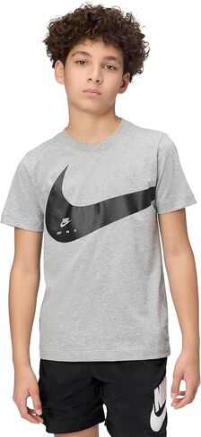 تي شيرت Nike Sportswear Club Energy للأطفال الصغار (شعار Swoosh كبير) - للأولاد والبنات in Kuwait