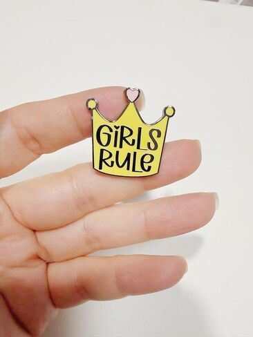 دبوس المينا على شكل تاج "Girls Rule" - بروش نسائي وفتيات قوي لحقائب الظهر والسترات والقبعات والحقائب - هدية للبنات وأفضل الأصدقاء والناشطين النسويين in Kuwait