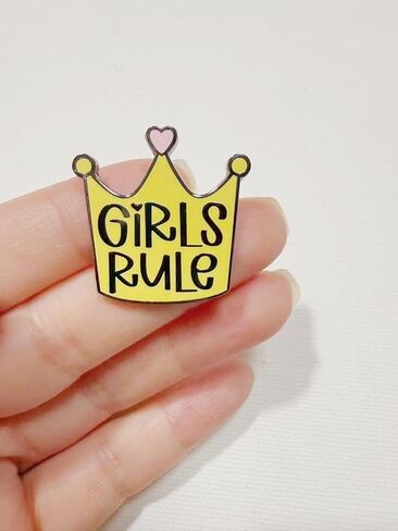 دبوس المينا على شكل تاج "Girls Rule" - بروش نسائي وفتيات قوي لحقائب الظهر والسترات والقبعات والحقائب - هدية للبنات وأفضل الأصدقاء والناشطين النسويين in Kuwait