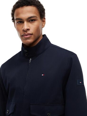 سترة Tommy Hilfiger للرجال من القطن خفيف الوزن مع شعار العلم المطرز وجيوب متعددة الاستخدامات in Kuwait