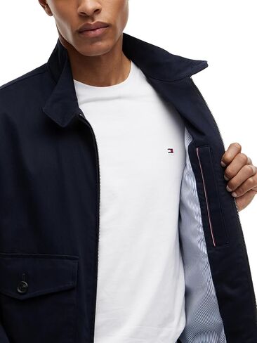 سترة Tommy Hilfiger للرجال من القطن خفيف الوزن مع شعار العلم المطرز وجيوب متعددة الاستخدامات in Kuwait