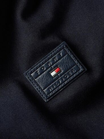 سترة Tommy Hilfiger للرجال من القطن خفيف الوزن مع شعار العلم المطرز وجيوب متعددة الاستخدامات in Kuwait
