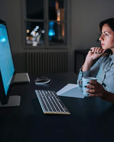 لوحة مفاتيح لاسلكية بإضاءة خلفية من سيندا، لوحة مفاتيح رفيعة للغاية قابلة لإعادة الشحن 2.4 جيجا هرتز، لوحة مفاتيح لاسلكية مضيئة للكمبيوتر والكمبيوتر المحمول وسطح المكتب والكمبيوتر الشخصي والسطح والتلفزيون الذكي ونظام التشغيل Windows 10/8/7 (أسود ورمادي) in Saudi Arabia