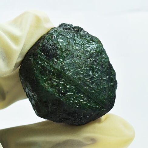 149.99 Carat Natural Colombian Green Emerald Rough Stones Uncut Raw Gemstones for Jewelry Making, Healing Crystals, and Collectors in Saudi Arabia