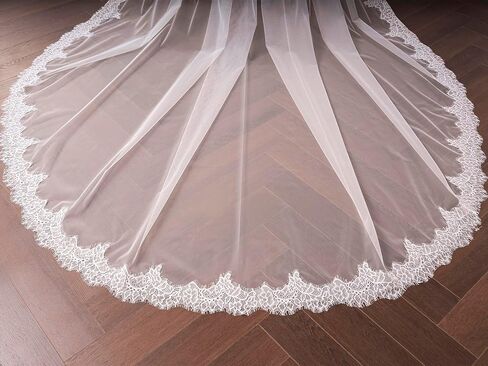 طرحة زفاف خفيفة الوزن بحافة من الدانتيل بطول الكاتدرائية مع مشط للعروس in Kuwait