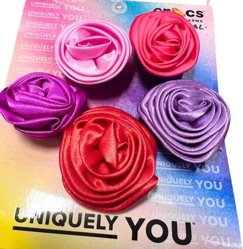 مجموعة من 5 قطع من Crocs Jibbitz Dark Rosette Charms - إكسسوارات أحذية مزخرفة للقباقيب والشرائح in Kuwait