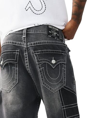 شورت Vinny Big T Cargo للرجال من True Religion - مقاس فضفاض متآكل، جيوب كارجو، تفاصيل على شكل حدوة حصان in Kuwait