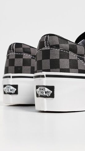 حذاء رياضي كلاسيكي سهل الارتداء للجنسين من Vans in Kuwait