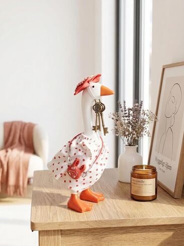 حامل مفاتيح صغير للمكتب من Silly Goose مع 6 مجموعات من الملابس - تمثال أوزة لطيف من الراتنج على الشرفة، زينة زخرفية للشرفة والمدخل وسطح المكتب - هدايا الانتقال لمنزل جديد وحافظة مفاتيح مغناطيسية in Kuwait