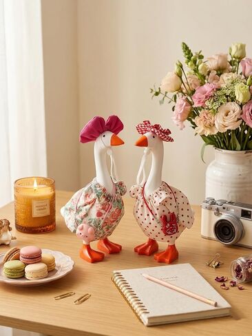 حامل مفاتيح صغير للمكتب من Silly Goose مع 6 مجموعات من الملابس - تمثال أوزة لطيف من الراتنج على الشرفة، زينة زخرفية للشرفة والمدخل وسطح المكتب - هدايا الانتقال لمنزل جديد وحافظة مفاتيح مغناطيسية in Kuwait