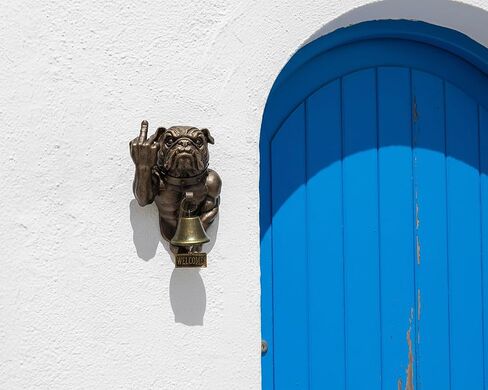 DS. DISTINCTIVE STYLE Middle Finger Bulldog Doorbell Funny Welcome Bell Resin Wall Mount Garden Porch Decor French Bulldog Entry Bell in Kuwait