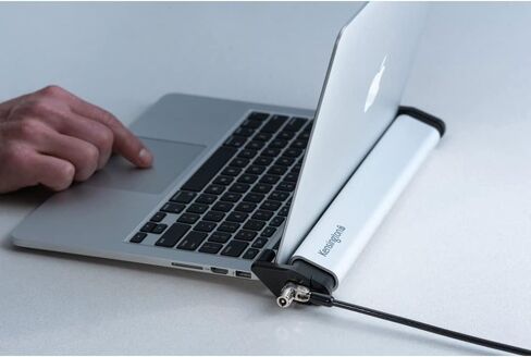 محطة قفل الكمبيوتر المحمول Kensington MacBook وSurface (لا يتضمن كابل قفل) (K64451WW)، أبيض in Saudi Arabia