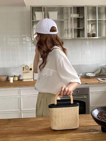 حقيبة يد نسائية عصرية مصنوعة من القش وحقيبة صغيرة منسوجة بمقبض خشبي للتسوق أثناء السفر in Kuwait