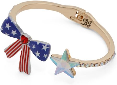 سوار Betsey Johnson Americana المفصلي، ذو لون ذهبي، ونجوم وخطوط مع سحر نجمة كريستال in Kuwait