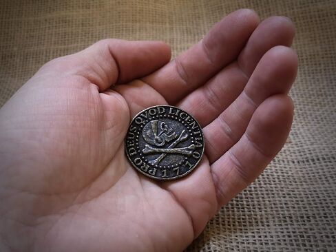 Baldur Jewelry - Uncharted Metal Pirate Coins Skull Token Pendant Charm Amulet - Nathan Drake Merch Coin Jewels Merchandise Cosplay - Pirate Treasure Coins - Coin Necklace -Pirate Jewelry Accessories in Kuwait
