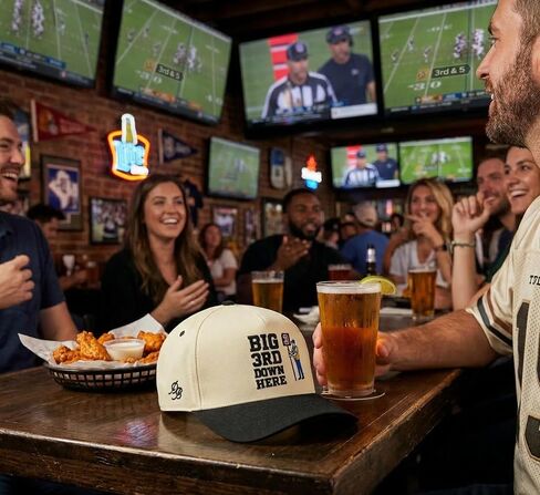 قبعة Snapback مضحكة لكرة القدم من Dad Brand Big 3rd Down Here للرجال - مطرزة بلونين كريمي وأسود، قفل سريع قابل للتعديل، قبعة منظمة من 5 ألواح - هدية لمحبي الرياضة in Kuwait