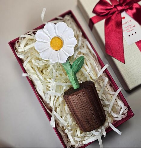 Wooden Daisy Figurine with Gift Box – Handcrafted Decorative Flower Statue, Cute Mini Ornament for Desk, Shelf & Home Decor, Perfect for Birthday, Mother's Day, Anniversary & Thank You Gifts in Kuwait