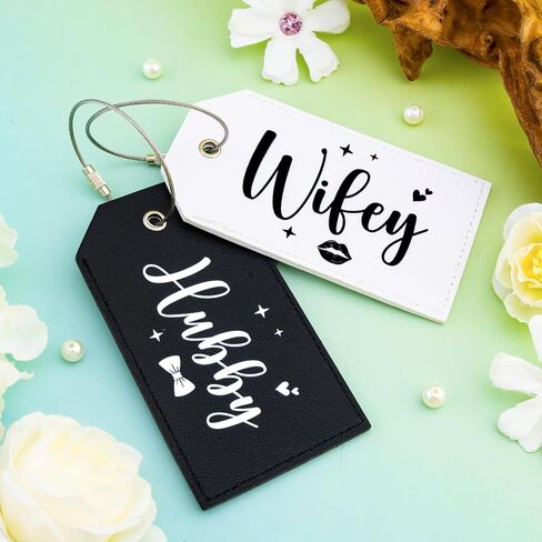 مجموعة علامات الأمتعة Hubby and Wifey للأزواج، أساسيات السفر لشهر العسل، هدايا الزفاف، هدايا الخطوبة للأزواج، هدايا السفر للأزواج، هدية شهر العسل للزوجين، هدية للمتزوجين للتو in Kuwait