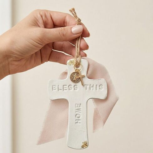 Bless This Home، هدية ديكور منزلي ديني، صليب طين معلق، ديكور جداري روحي، تميمة ريفية بيضاء غير لامعة مع لمسات ذهبية وشريط، هدية الترحيب بالمنزل الجديد أو المعمودية، مصنوعة يدويًا في كوستاريكا in Kuwait