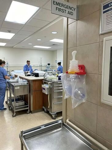 طقم تثبيت على الحائط قطعة واحدة لجهاز إنقاذ الاختناق LifeVac - حامل تخزين للطوارئ بتصميم سريع التحرير، سهل التركيب للمكتب المنزلي والمدرسة in Kuwait
