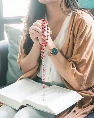 حبات مسبحة حمراء للنساء - حبات مسبحة كاثوليكية مع صليب، قلادة مسبحة حمراء مع حقيبة مخملية، هدايا دينية للنساء in Kuwait