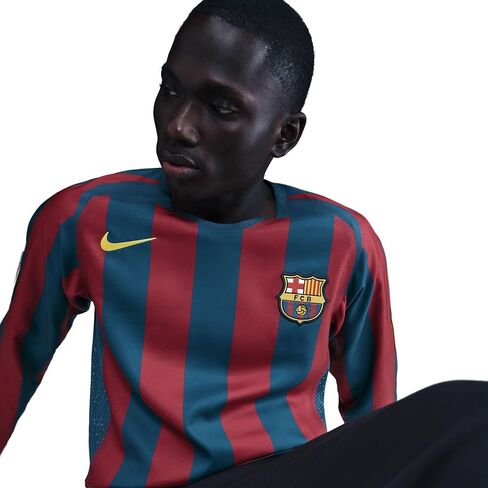 Nike FC Barcelona Re-Issue 2005/06 رونالدينيو 10 هوم جيرسي in Kuwait