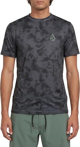 واقي Rashguard بأكمام قصيرة للرجال من Volcom - حماية من أشعة الشمس بعامل حماية من أشعة الشمس 50+، تحكم في الرطوبة سريع الجفاف، ستيلث، كبير in Kuwait