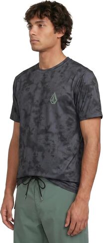 واقي Rashguard بأكمام قصيرة للرجال من Volcom - حماية من أشعة الشمس بعامل حماية من أشعة الشمس 50+، تحكم في الرطوبة سريع الجفاف، ستيلث، كبير in Kuwait